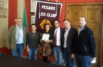 Il Leo Club Pesaro consegna un defibrillatore alla città