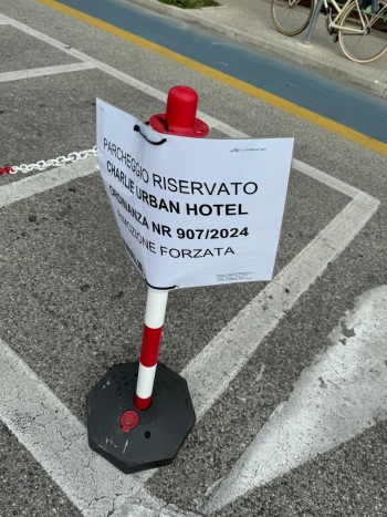 In viale Marconi, angolo viale Trieste, da sabato non ci sono più gli stalli per il parcheggio degli scooters