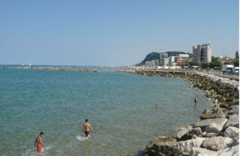 Osservatorio delle infrastrutture: consegnate le firme a Ceriscioli per la spiaggia di Ponente