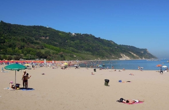 Pesaro, Baia Flaminia non è il luogo giusto per la spiaggia dei cani