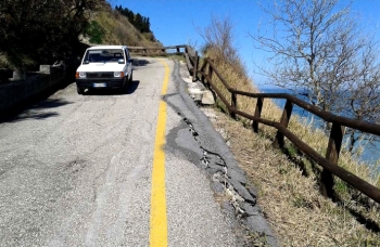 Strada della marina di Fiorenzuola di Focara  Ispezione e rimozione del materiale  franoso