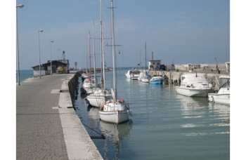 Ultim'ora: nel porto di Fano due barche bloccate nei fanghi