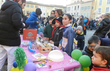 Un giovedì "grasso" di sole, spettacoli e divertimento