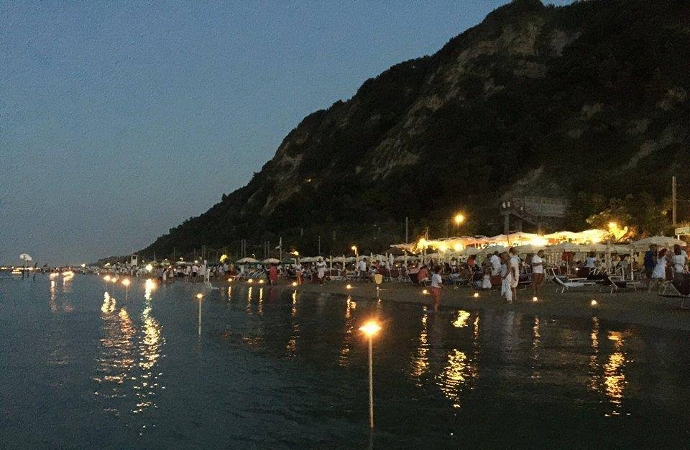 #candelesottolestelle: un successo sulle spiagge pesaresi