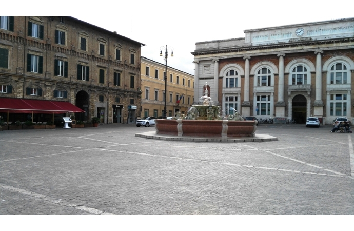 Contro la violenza sulle donne domenica a Pesaro in Piazza del Popolo si balla e canta vestiti di rosso, bianco o rosa