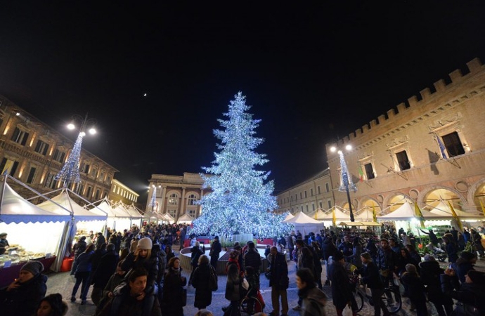 In piazza del Popolo (e vie limitrofe) fuochi d’artificio off-limits