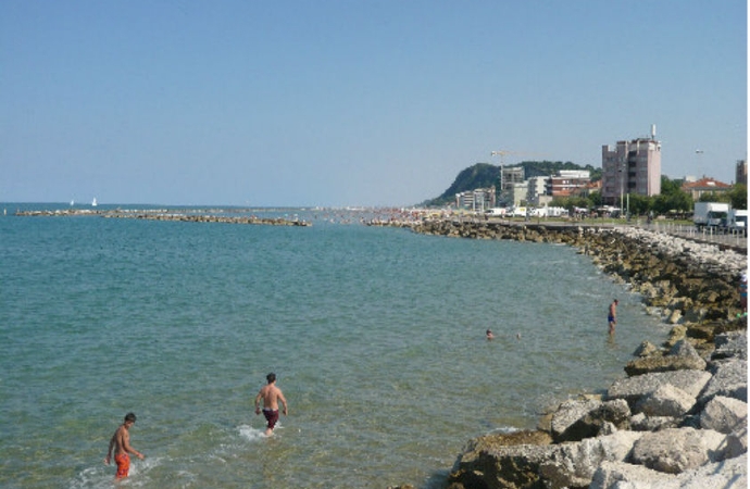 Osservatorio delle infrastrutture: consegnate le firme a Ceriscioli per la spiaggia di Ponente