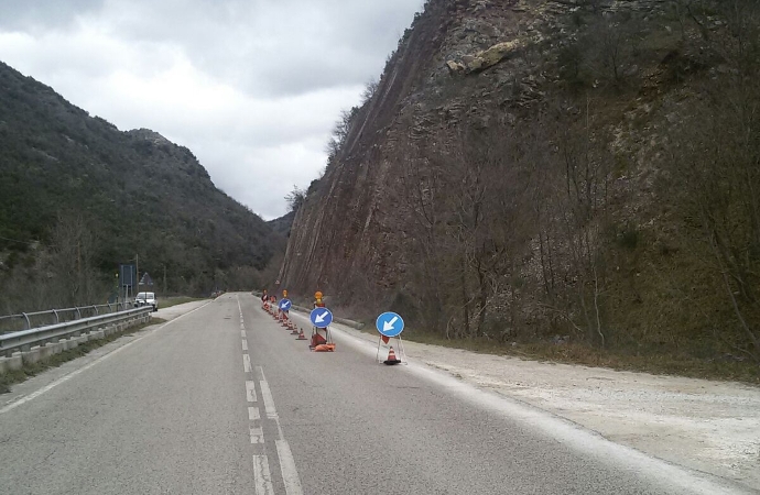 Senso unico alternato sulla provinciale Apecchiese a causa di un masso distaccatosi dalla roccia