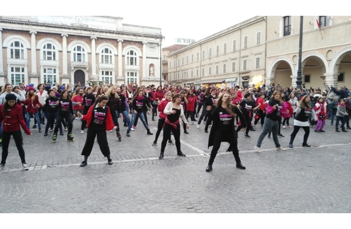 Successo a Pesaro per il flash mob contro la violenza sulle donne