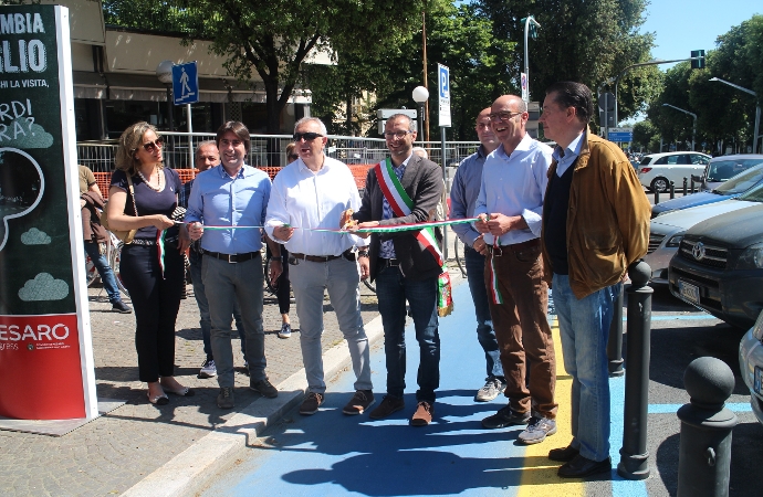 Viale della Repubblica, Ricci inaugura le ciclabili: «Vi ricordate com'era prima?»